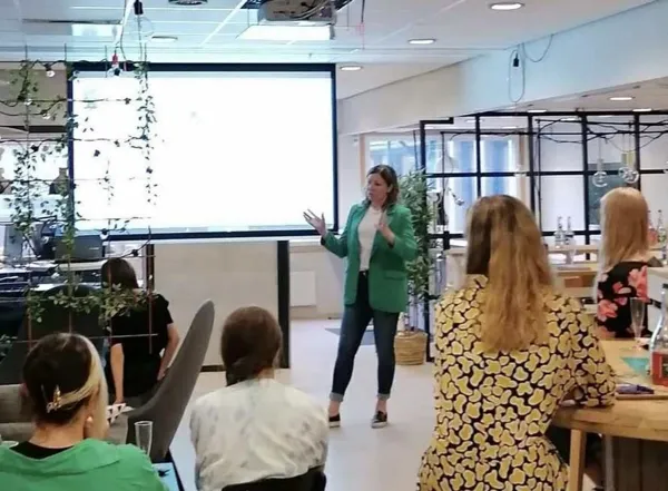 Sandra leder ett samtal i en kontorsmiljö