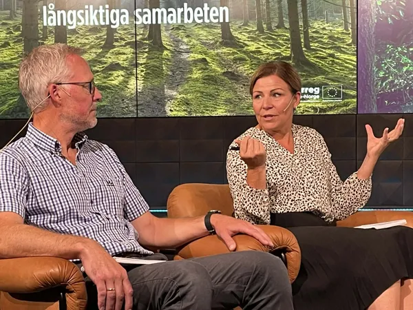 Sandra i ett samtal på scen